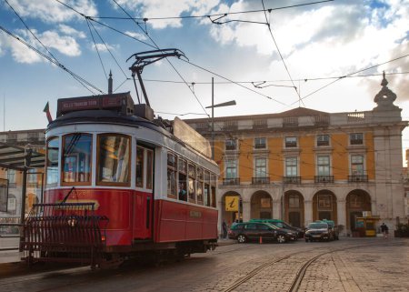 Foto de Un tranvía en el centro de Lisboa rodeado de edificios - Imagen libre de derechos