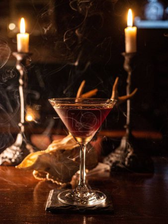 Téléchargez les photos : Plan vertical d'un cocktail avec des bougies allumées en arrière-plan. - en image libre de droit