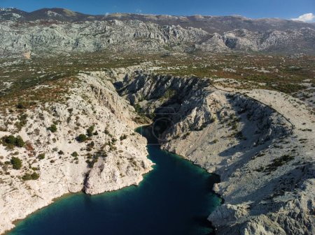 Téléchargez les photos : Vue aérienne de la côte rocheuse de la baie de Zavratnica baignée par les eaux de l'Adriatique Sud - en image libre de droit