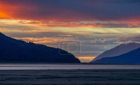 Téléchargez les photos : Un beau cliché d'un ciel couchant sur l'eau près de la péninsule de Kenai, Alaska - en image libre de droit