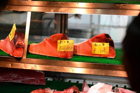 Foto de Un primer plano de las piezas de pescado para la venta con etiquetas de precio escritas a mano en yenes japoneses - Imagen libre de derechos
