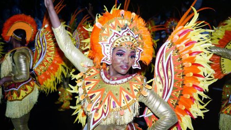 Téléchargez les photos : Une femme dansant en costume traditionnel lors d'un défilé Junkanoo aux Bahamas. - en image libre de droit