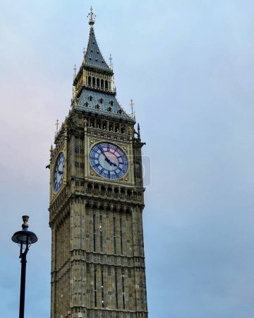 Téléchargez les photos : Un petit angle de Big Ben contre un ciel violet et nuageux flou en arrière-plan - en image libre de droit