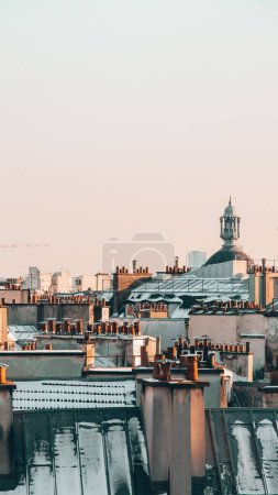 Téléchargez les photos : Un plan vertical du paysage urbain avec des bâtiments à Paris au coucher du soleil - en image libre de droit