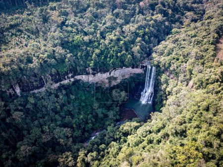 Foto de Un disparo de avión no tripulado de Salto do Zinco Cascada en medio de un bosque en Santa Catarina, Brasil - Imagen libre de derechos