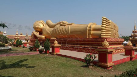 Foto de Buda dorado acostado en un templo. - Imagen libre de derechos
