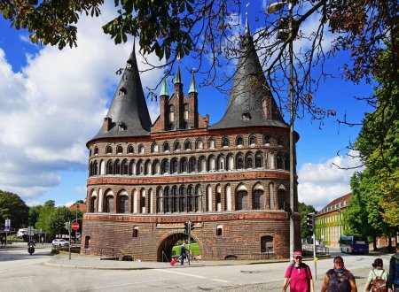 Téléchargez les photos : Le bel extérieur du musée Holstentor contre un ciel bleu vif à Lubeck, en Allemagne - en image libre de droit