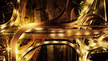 Téléchargez les photos : Vue aérienne d'une ville la nuit avec feux de signalisation - en image libre de droit