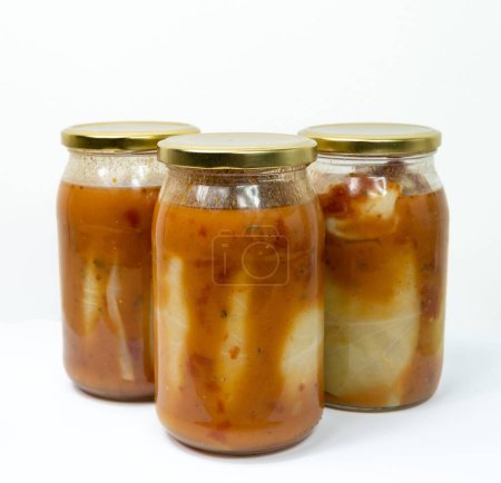 Téléchargez les photos : Les pots en verre de sauce tomate au chou farci isolé sur un fond blanc - en image libre de droit