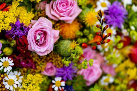 Téléchargez les photos : Un gros plan de bouquet de mariage coloré - en image libre de droit