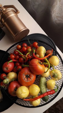 Foto de El primer plano vertical de las hortalizas distintas orgánicas en la escudilla a la mesa de la cocina - Imagen libre de derechos