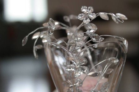 Téléchargez les photos : Un gros plan d'un vase en cristal à l'intérieur avec un fond flou - en image libre de droit