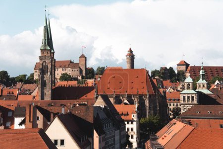 Téléchargez les photos : Une vue aérienne des bâtiments modernes par une journée ensoleillée à Nuremberg, en Allemagne - en image libre de droit