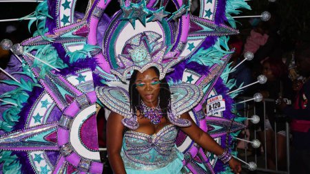 Téléchargez les photos : Une femme en costume traditionnel lors d'un défilé Junkanoo aux Bahamas. - en image libre de droit