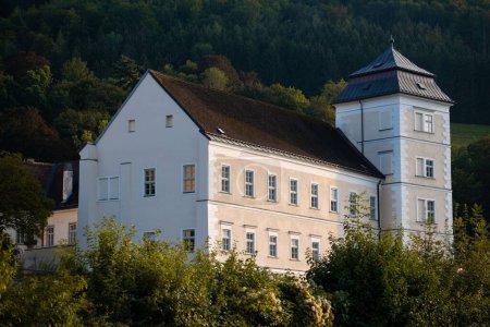 Téléchargez les photos : Un monastère dans une ville alpine en Autriche au coucher du soleil. - en image libre de droit