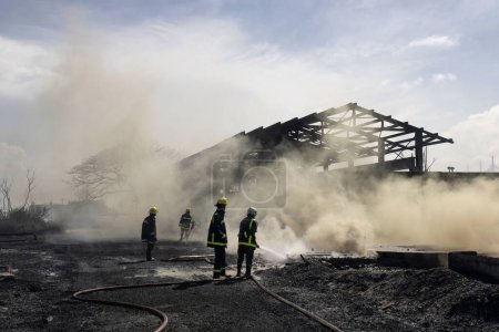 Foto de Los bomberos frente a un incendio a gran escala en la base de superpetroleros en Matanzas - Imagen libre de derechos