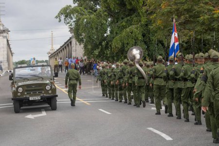 Téléchargez les photos : Les soldats honorent les pompiers qui sont tombés dans l'incendie du superpétrolier à Matanzas, Cuba - en image libre de droit