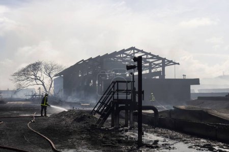 Téléchargez les photos : Les pompiers face à un incendie à grande échelle à la base de supertanker à Matanzas - en image libre de droit