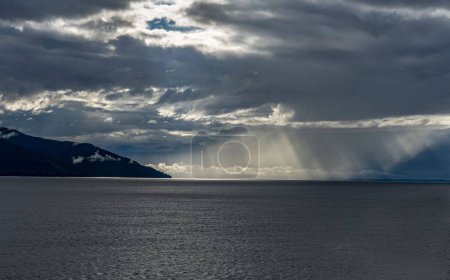 Foto de Una hermosa toma del sol brillando en el agua cerca de la península de Kenai, Alaska - Imagen libre de derechos