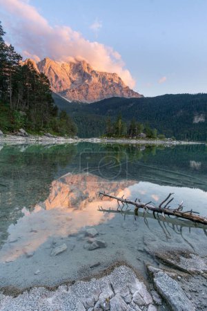 Téléchargez les photos : Un plan vertical d'un lac avec une chaîne de montagnes sur le rivage par une journée ensoleillée - en image libre de droit