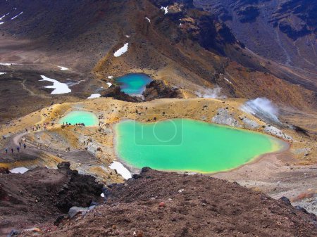 Téléchargez les photos : Vue aérienne du lac Tongariro ensoleillé avec vue sur le parc national - en image libre de droit
