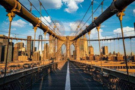 Téléchargez les photos : Une vue panoramique sur le pont de Brooklyn avec les bâtiments modernes de New York vus en arrière-plan - en image libre de droit