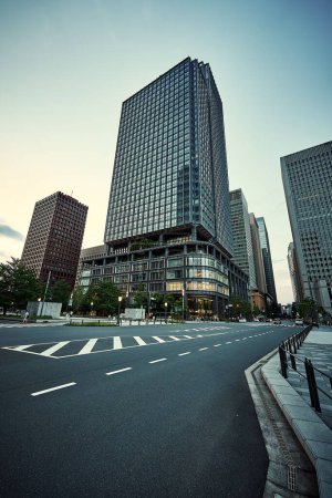 Foto de Un plano vertical del edificio Shin Marunouchi, rascacielos en salas especiales de Tokio, Japón. - Imagen libre de derechos