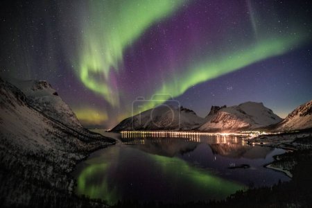 Foto de Una larga exposición de luces polares, una impresionante exhibición de colores, jugando a través del cielo oscuro en remolinos de verde, púrpura, azul y amarillo en Noruega - Imagen libre de derechos