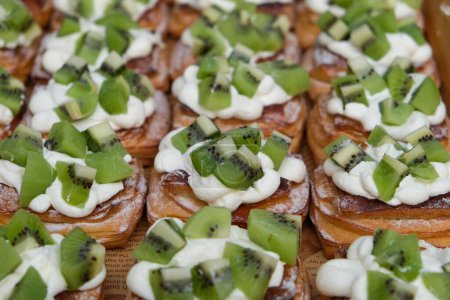 Téléchargez les photos : Un gros plan de tartes fraîches au kiwi à la crème - en image libre de droit
