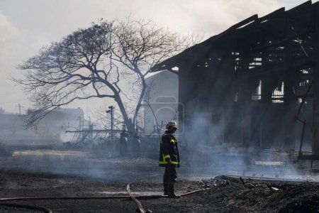 Téléchargez les photos : Un pompier face à un incendie à grande échelle à la base de Supertanker à Matanzas - en image libre de droit