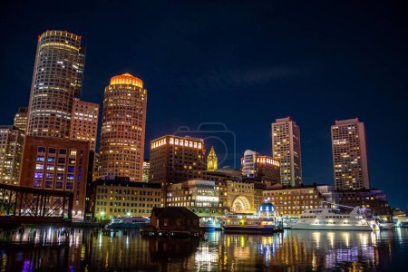 Foto de Una hermosa noche de paisaje urbano de Boston desde el distrito portuario - Imagen libre de derechos