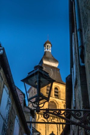 Foto de Un plano vertical de una farola con la hermosa Catedral de Saint-Sacerdos en el fondo - Imagen libre de derechos