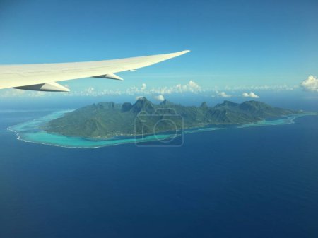 Téléchargez les photos : Vue aérienne de Mo'orea, Polynésie française avec une aile d'avion visible au-dessus - en image libre de droit