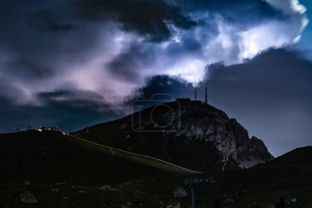 Téléchargez les photos : Vue panoramique d'un orage dans les Dolomites, en Italie, la nuit - en image libre de droit