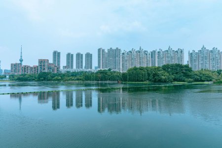 Foto de Un ángulo bajo de edificios de gran altura en Fuzhou con vistas al lago, provincia de Fujian, China - Imagen libre de derechos