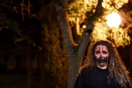 Téléchargez les photos : Portrait d'une femme maquillée au crâne d'Halloween. Horreur effrayante squelette visage concept - en image libre de droit