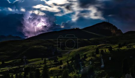 Téléchargez les photos : Vue spectaculaire d'un orage dans les Dolomites, en Italie, la nuit - en image libre de droit