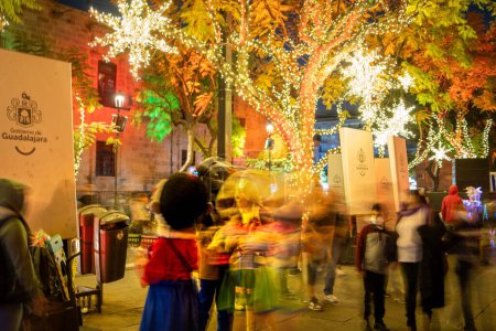 Foto de Merry Go Round larga exposición durante las celebraciones navideñas en la Catedral del Centro en Guadalajara, México - Imagen libre de derechos