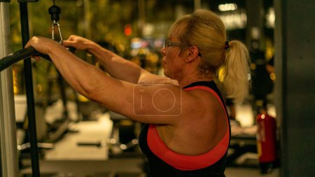 Foto de Una mujer blanca musculosa entrenando en el gimnasio. - Imagen libre de derechos
