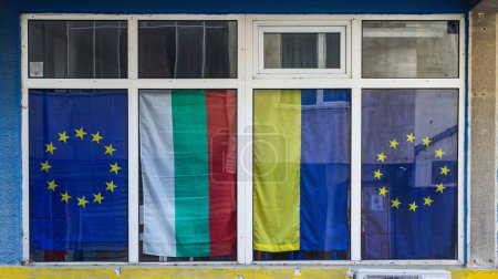 Foto de Banderas de los países de bulgaria y Ucrania junto con las banderas de la unión europea - Imagen libre de derechos