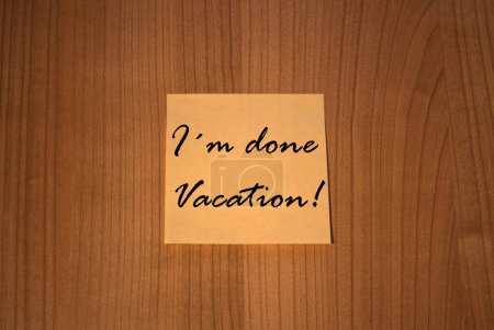Foto de Un mensaje de nota post-it He terminado Vacaciones en un fondo de madera. - Imagen libre de derechos