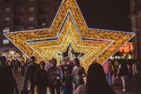 Téléchargez les photos : Merry Go Round longue exposition lors des célébrations de Noël à la cathédrale du centre-ville de Guadalajara, Mexique - en image libre de droit