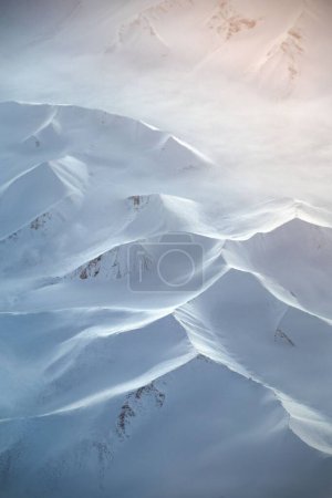 Téléchargez les photos : Un plan vertical de belles montagnes en hiver au Groenland vu depuis un avion - en image libre de droit