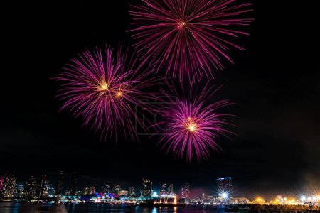 Téléchargez les photos : Beaux feux d'artifice colorés brillants dans le ciel nocturne sombre le 4 Juillet - en image libre de droit