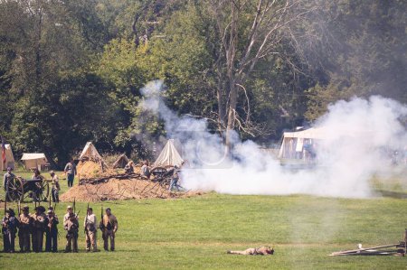 Téléchargez les photos : Une grande fumée et des soldats autour, dans un camp militaire dans la reconstitution du rassemblement de la guerre civile de Jackson City, Michigan, États-Unis - en image libre de droit