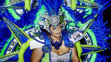 Téléchargez les photos : Une femme en costume traditionnel lors d'un défilé Junkanoo aux Bahamas. - en image libre de droit