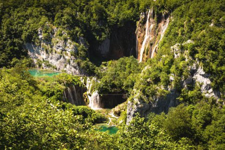 Téléchargez les photos : Une vue de drone sur les superbes cascades du parc national des lacs de Plitvice en Croatie - en image libre de droit