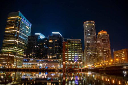 Foto de Una hermosa noche de paisaje urbano de Boston desde el distrito portuario - Imagen libre de derechos