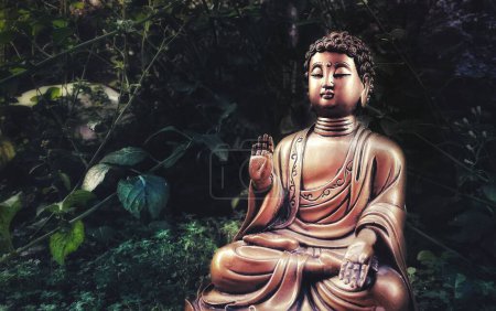 Foto de Un primer plano de una antigua estatua de cobre de Buda en una pose meditativa antes de las hojas verdes - Imagen libre de derechos
