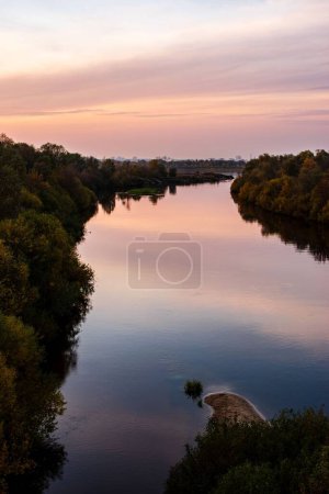 Téléchargez les photos : Un plan vertical du coucher de soleil reflété dans une rivière à Gomel, en Biélorussie - en image libre de droit